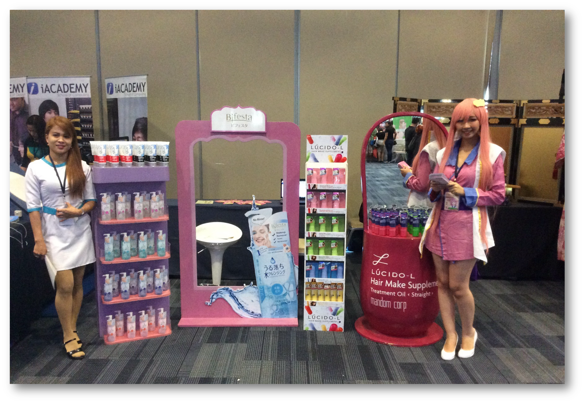 Retail merchandising booth